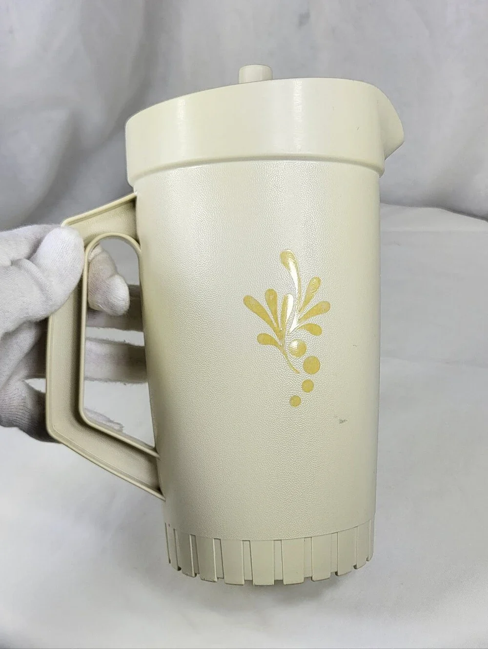 Tupperware #874-14 Almond Harvest Gold 1.5qt Pitcher With Push Button Lid